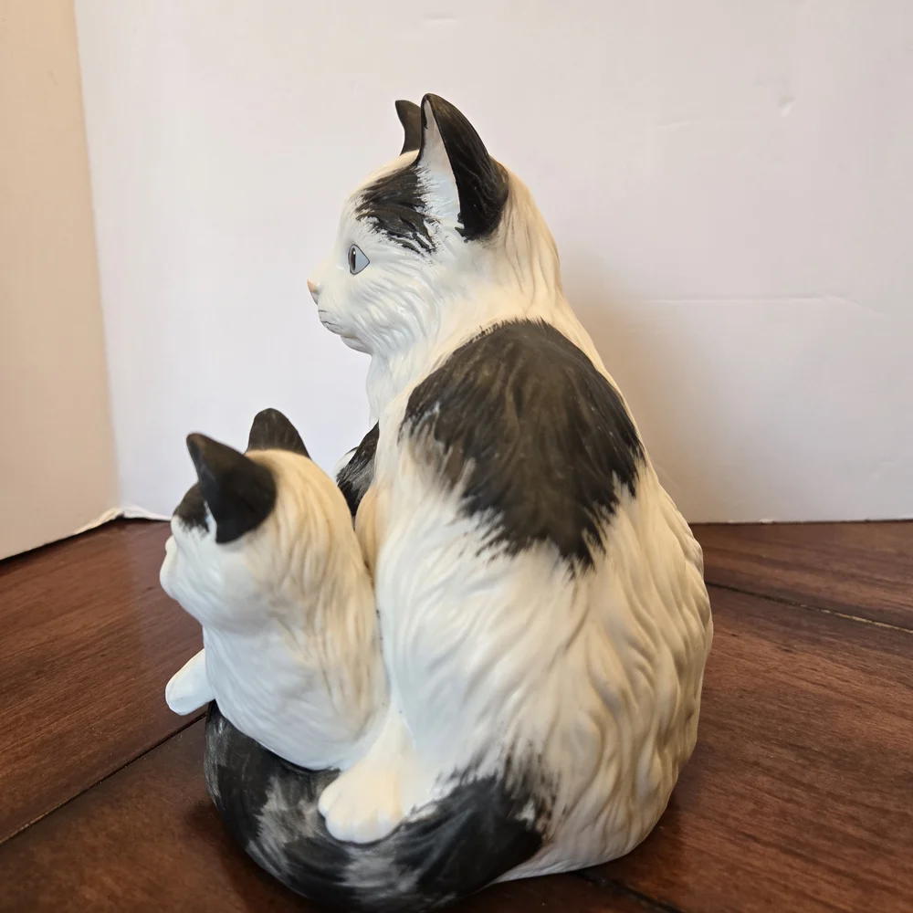 Homco, Cat lovers.  A mother cat with 2 kittens.